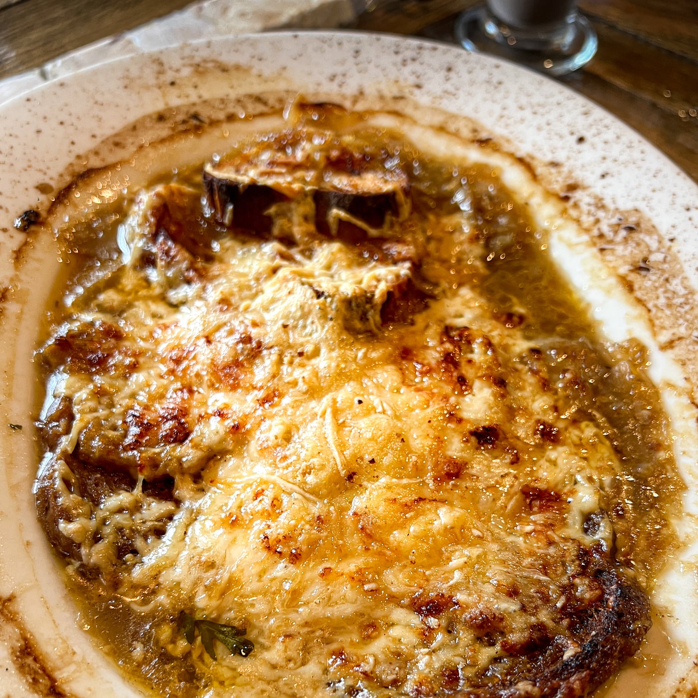 Cách nấu súp hành tây kiểu Pháp (Soupe à l'oignon gratinée) chuẩn vị bistro