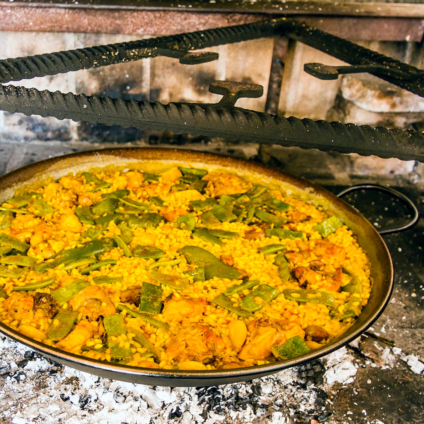 Cách làm cơm paella gà xúc xích chorizo kiểu Tây Ban Nha, đáy cơm cháy giòn thơm