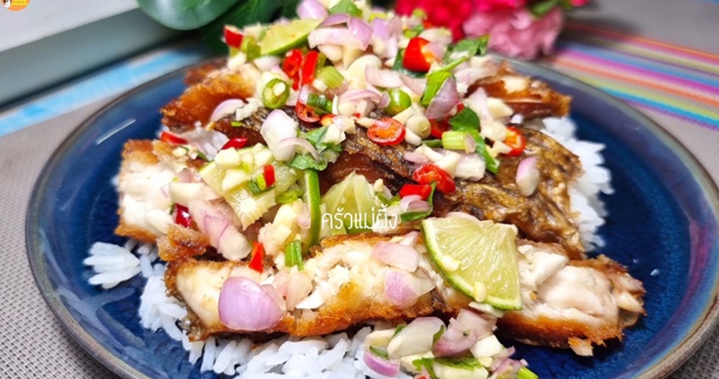 タイ風揚げ魚のほぐし身ごはん｜ナンプラーチリだれで簡単絶品